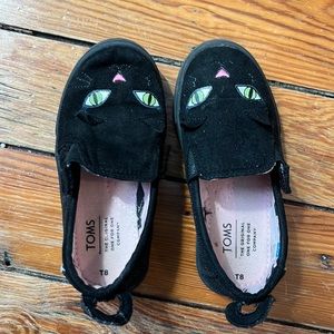 Super cute EUC Toms kitty shoes